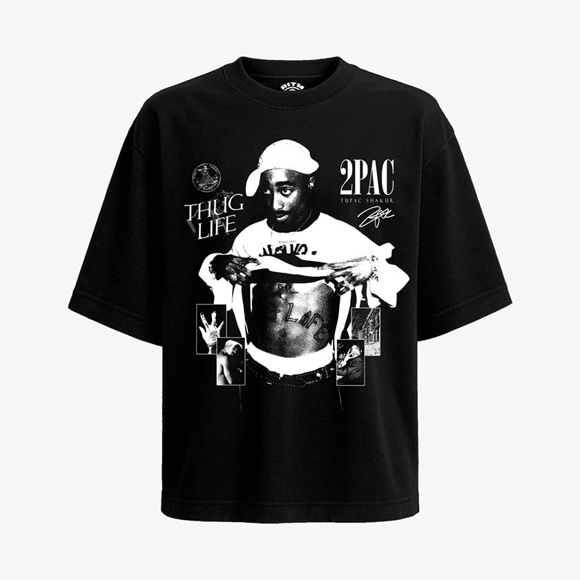 Polera Oversized Negra Exclusiva Tupac Shakur 2PAC mostrando tatuaje Thug Life con una composicion de partes de su vida y su firma solo de Ritmoculto