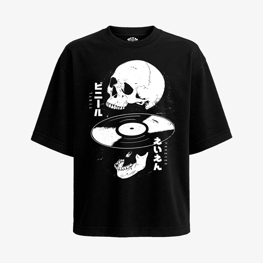 Polera Oversized de color negro. Diseño frontal con calavera, vinilo y texto japonés