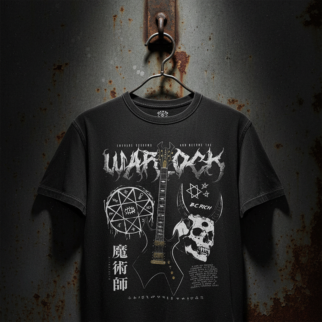 Polera Warlock Exclusiva Ritmoculto colgada en perchero metalico