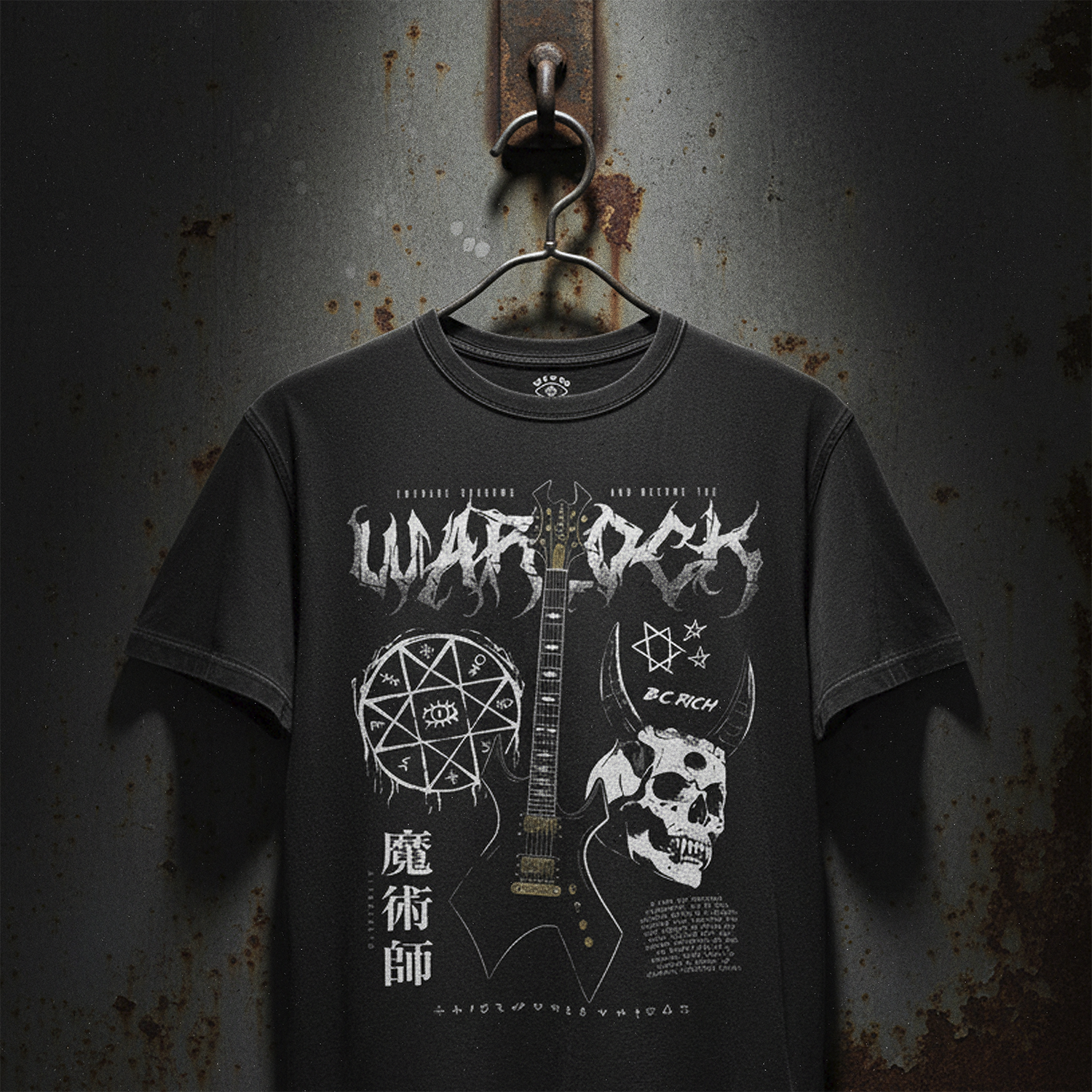 Polera Warlock Exclusiva Ritmoculto colgada en perchero metalico