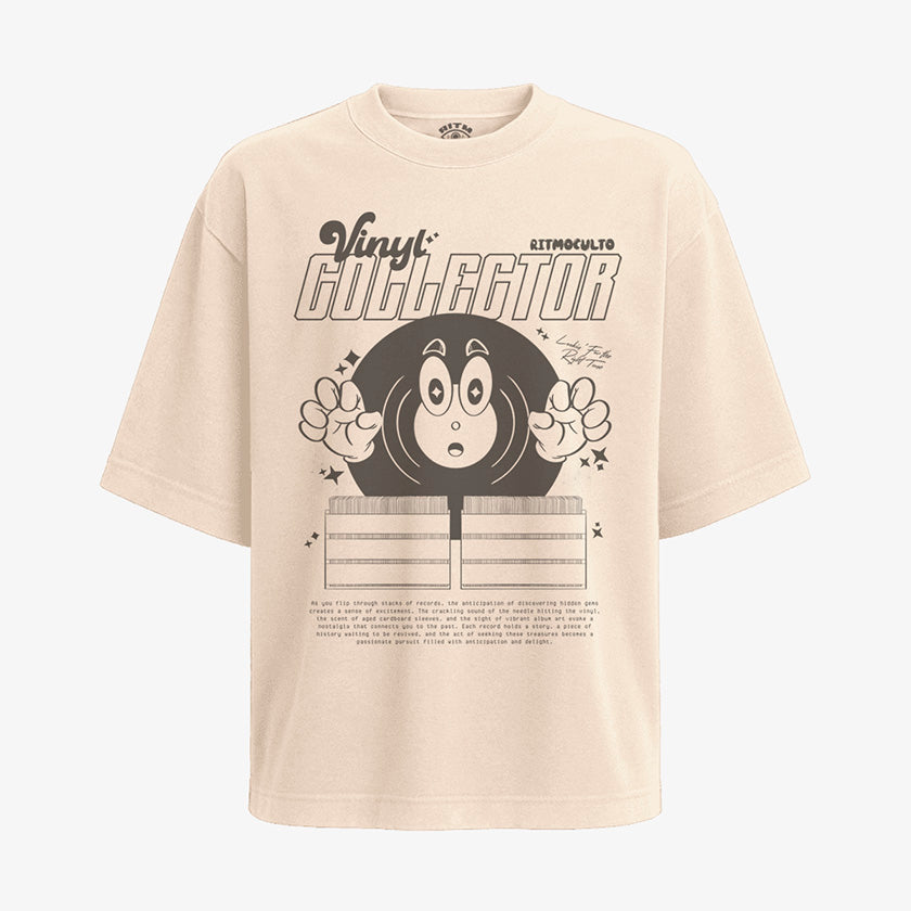 Polera arena oversized con diseno de personaje animado de vinilo asustado con guantes blancos, rodeado de colecciones de discos y texto "Vinyl Collector Ritmoculto"