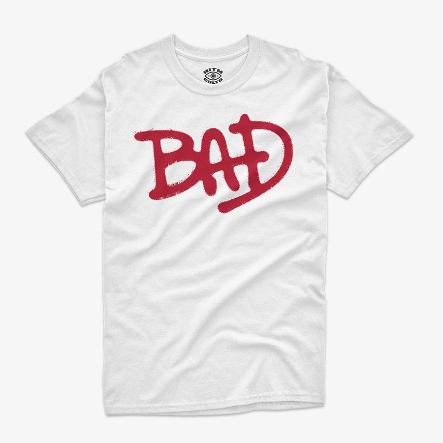 Polera blanca con diseño “BAD” en estilo graffiti rojo inspirado en el álbum Bad de Michael Jackson