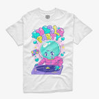 Polera blanca con diseño central "Bubble Party" de un personaje estilo DJ con cabeza de burbuja, chaqueta rosada y guantes, manipulando un tornamesa morado, con efectos de burbujas y notas musicales.