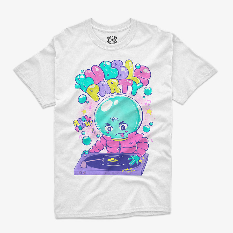 Polera blanca con diseño central "Bubble Party" de un personaje estilo DJ con cabeza de burbuja, chaqueta rosada y guantes, manipulando un tornamesa morado, con efectos de burbujas y notas musicales.