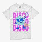 Polera blanca con diseño central de un personaje bola disco (Discobolito) con lentes de sol, con texto "Disco Disco Disco" en color magenta y frases en la parte superior