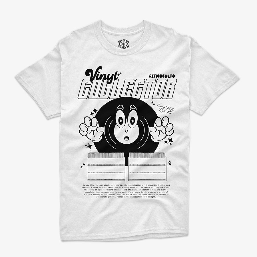 Polera blanca con diseño de personaje animado de vinilo asustado con guantes blancos, rodeado de colecciones de discos y texto "Vinyl Collector Ritmoculto"