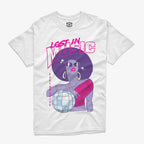 Polera blanca con diseño de una mujer con peinado afro, lentes de sol y ropa de los 70, abrazando una bola de disco. Texto dice "Lost In Music" y "Feels So Alive"