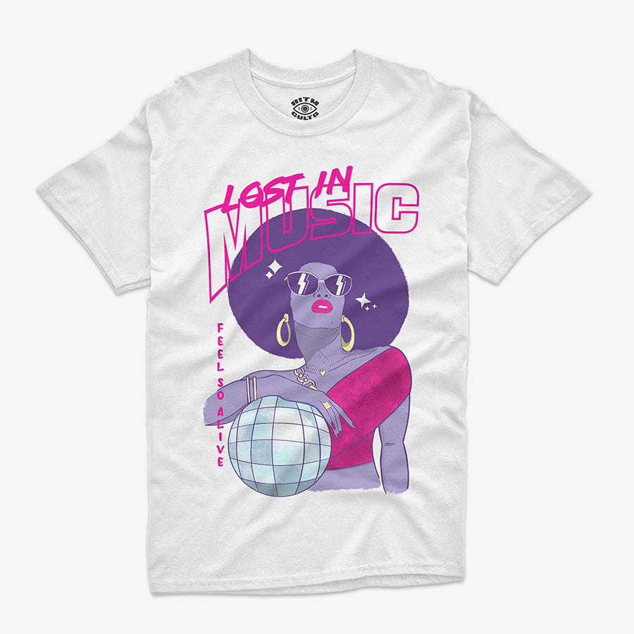 Polera blanca con diseño de una mujer con peinado afro, lentes de sol y ropa de los 70, abrazando una bola de disco. Texto dice "Lost In Music" y "Feels So Alive"