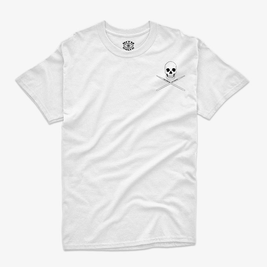 Polera blanca con diseño pequeño de cráneo y baquetas cruzadas al frente. Diseño grande de cráneo, baquetas y texto "Rhythm Reaper" en la espalda