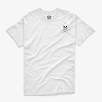 Polera blanca con diseño pequeño de cráneo y baquetas cruzadas al frente. Diseño grande de cráneo, baquetas y texto "Rhythm Reaper" en la espalda