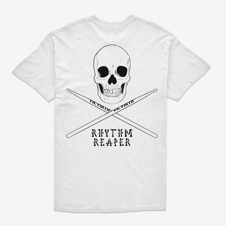 Polera blanca con diseno pequeno de craneo y baquetas cruzadas al frente. Diseno grande de craneo, baquetas y texto "Rhythm Reaper" en la espalda 2