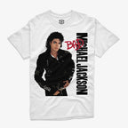 Polera blanca con la portada original del disco BAD de Michael Jackson Se ve a Michael con su chaqueta de cuero negra y cierres el logo BAD en rojo y su nombre en letras negras verticales