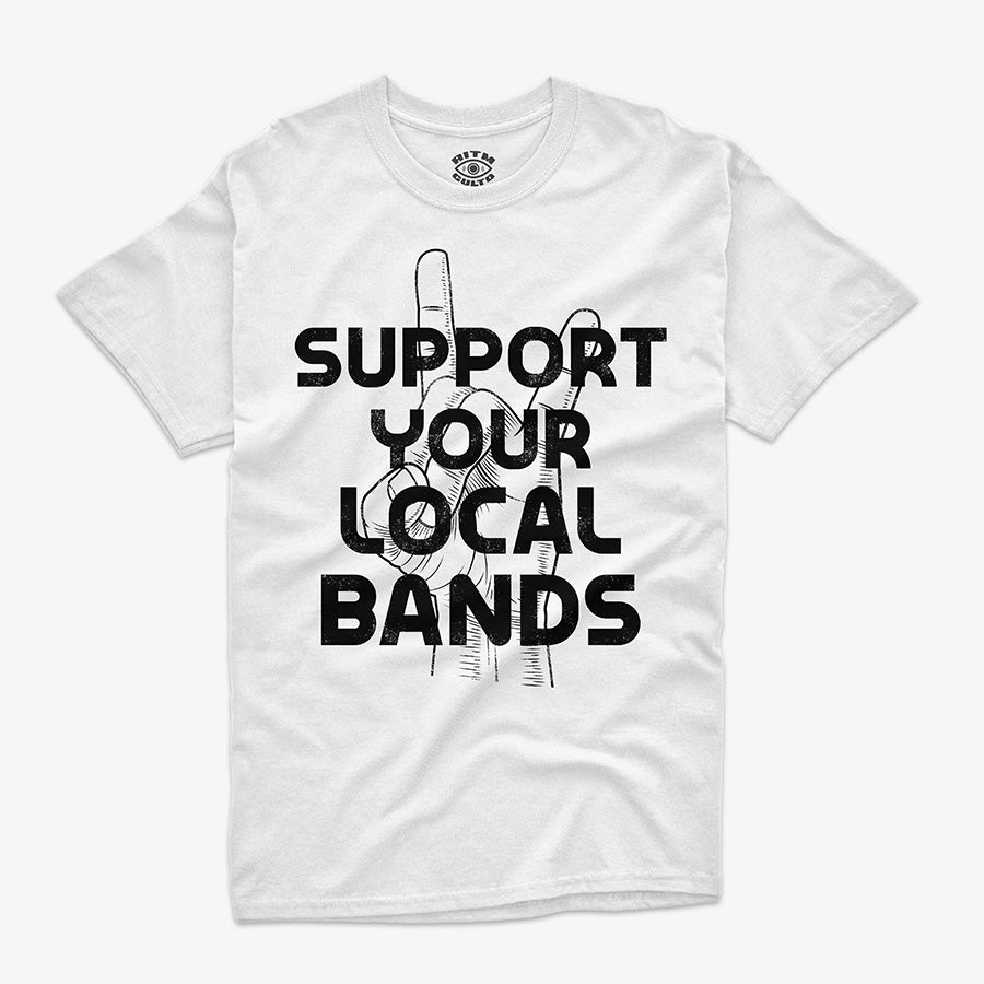 Polera blanca, corte clásico, con el diseño "Apoya Tus Bandas Locales" en negro. Se aprecia la mano haciendo cuernos de rock
