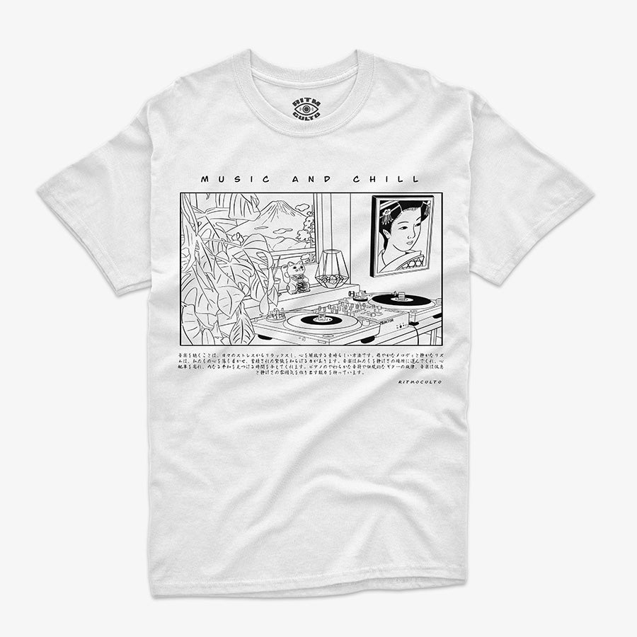 Polera blanca diseno Music And Chill ambiente lofi japones con tocadiscos vinilo plantas decoracion y cuadro mujer mirando volcan Monte Fuji