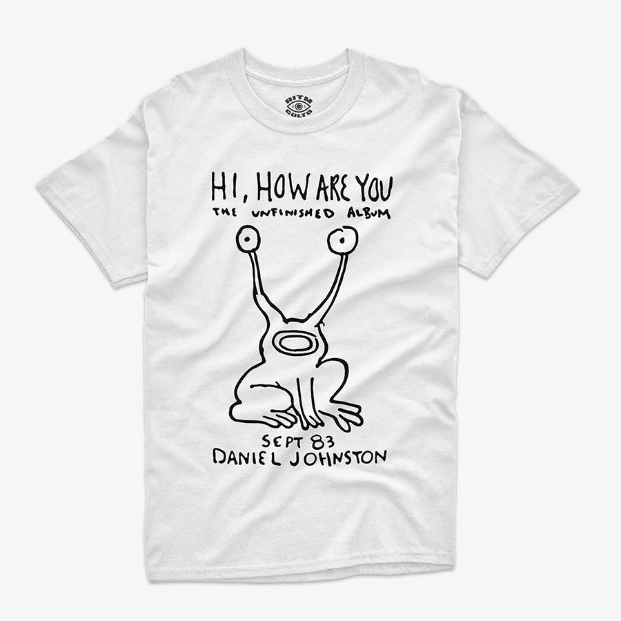 Polera blanca texto Hi How Are You The Unfinished Album Jeremiah the Innocent rana alien ojos palitos Daniel Johnston Sept 83 dibujo a mano Kurt Cobain MTV Ritmoculto