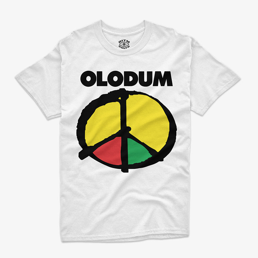 Polera blanca texto Olodum negro símbolo paz colores rastafari amarillo rojo verde Michael Jackson They Don't Care About Us Ritmoculto