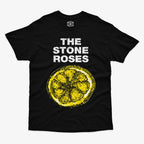 Polera clasica negra con diseno frontal de The Stone Roses, limon iconico y nombre de la banda