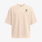 Polera color arena de corte oversized (holgado). Diseño pequeño de cráneo y baquetas al frente. Diseño grande de cráneo, baquetas y texto "Rhythm Reaper" en la espalda