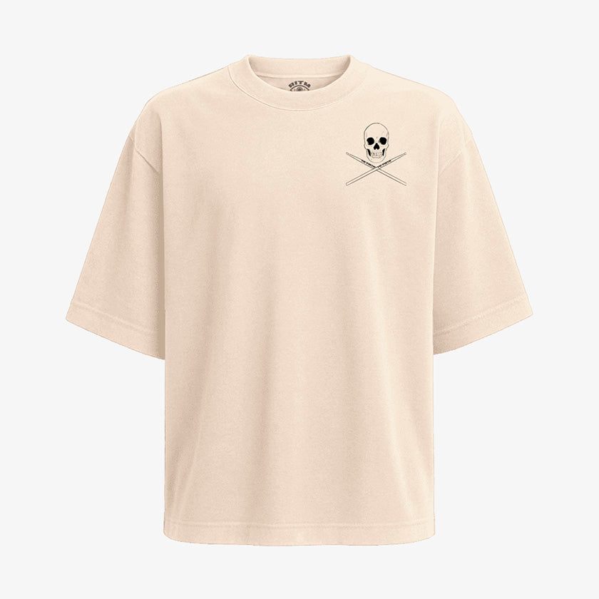 Polera color arena de corte oversized (holgado). Diseño pequeño de cráneo y baquetas al frente. Diseño grande de cráneo, baquetas y texto "Rhythm Reaper" en la espalda