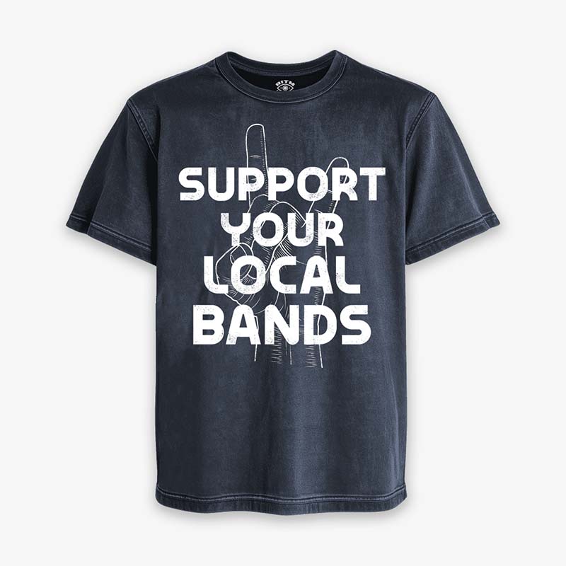 Polera de color azul oscuro con efecto acid wash. Diseño blanco al centro que dice "Apoya Tus Bandas Locales" y la mano de rock
