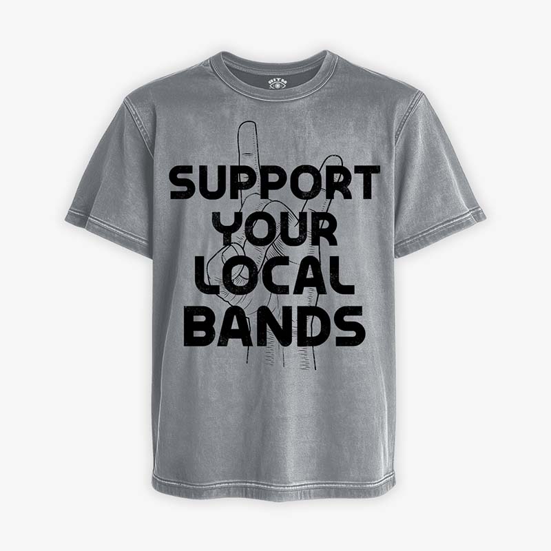Polera de color gris con efecto acid wash. Diseño negro que dice "Apoya Tus Bandas Locales" con el gesto de cuernos de rock