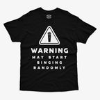 Polera de color negro. Diseño frontal con un icono de advertencia y el texto en inglés "WARNING MAY START SINGING RANDOMLY"