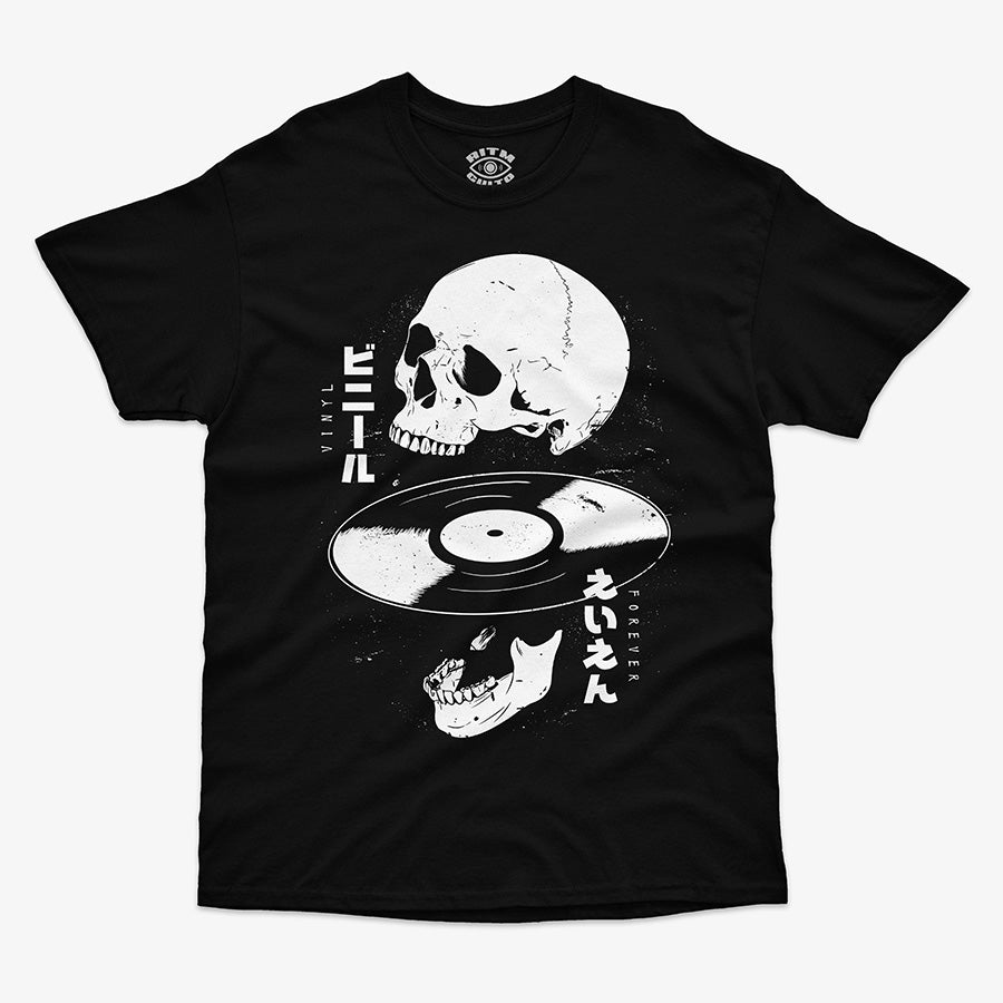 Polera de color negro. Diseño frontal con una calavera, un disco de vinilo y texto japonés/neón que dice "Vinyl Forever"