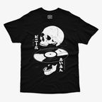 Polera de color negro. Diseño frontal con una calavera, un disco de vinilo y texto japonés/neón que dice "Vinyl Forever"