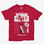 Polera de color rojo. Diseño frontal del Yamaha Keytar SHS-10. Texto que dice "Yamaha Keytar" en tipografía ochentera y "¡Play With Style!"
