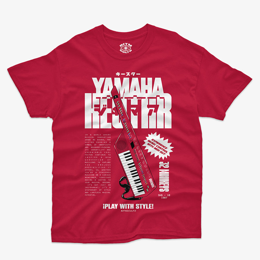 Polera de color rojo. Diseño frontal del Yamaha Keytar SHS-10. Texto que dice "Yamaha Keytar" en tipografía ochentera y "¡Play With Style!"