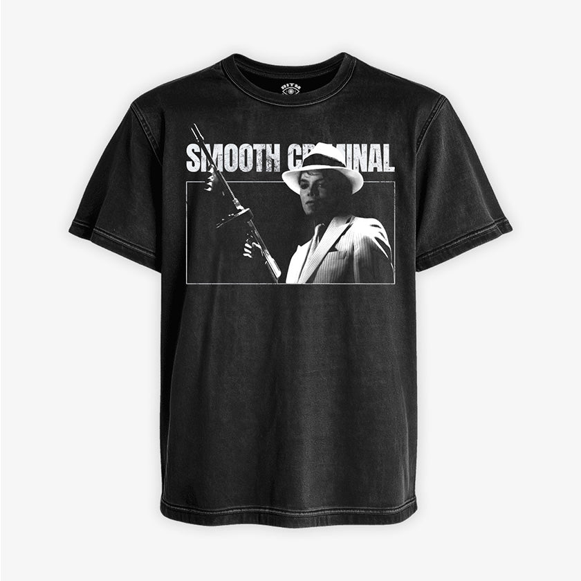 Polera negra acid wash con diseño de Michael Jackson en Smooth Criminal. Traje blanco, sombrero fedora y ametralladora. Exclusivo Ritmoculto.