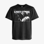 Polera negra acid wash con diseño de Michael Jackson en Smooth Criminal. Traje blanco, sombrero fedora y ametralladora. Exclusivo Ritmoculto.