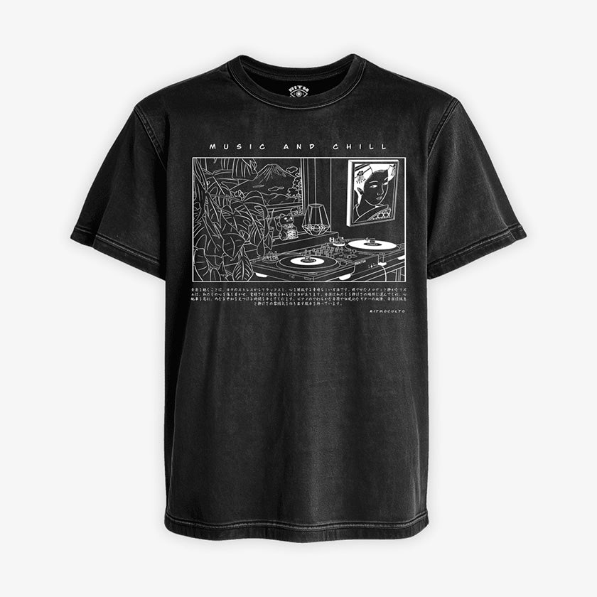 Polera negra acid wash diseño Music And Chill tornamesas vinilos y estetica Lofi