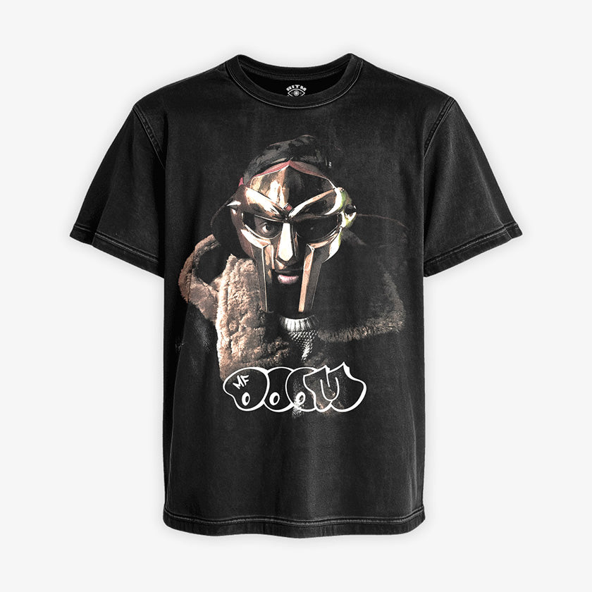Polera negra acid wash foto MF DOOM con máscara plateada y abrigo de piel efecto vintage desgastado Ritmoculto