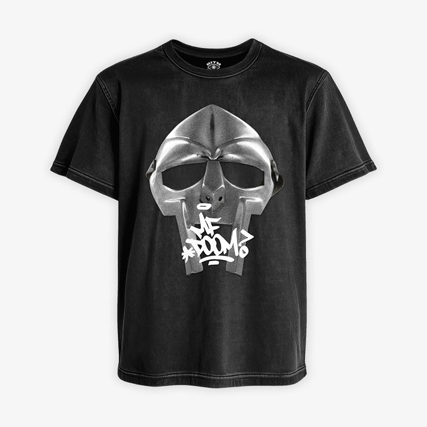 Polera negra acid wash máscara metálica plateada MF DOOM con texto graffiti blanco efecto vintage desgastado Ritmoculto
