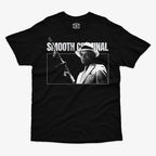 Polera negra clásica con diseño de Michael Jackson en Smooth Criminal. Traje blanco, sombrero fedora y ametralladora. Exclusivo Ritmoculto