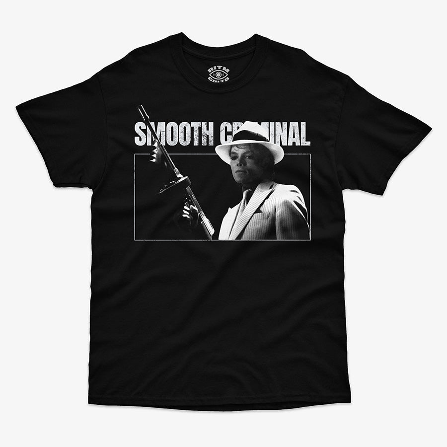 Polera negra clásica con diseño de Michael Jackson en Smooth Criminal. Traje blanco, sombrero fedora y ametralladora. Exclusivo Ritmoculto