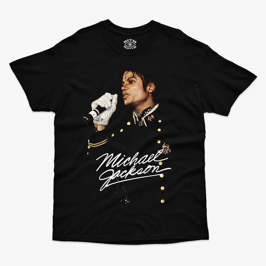 Polera negra clasica con foto de Michael Jackson cantando guante plateado y chaqueta militar con botones dorados Firma MJ Exclusivo Ritmoculto
