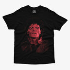 Polera negra clasica de Ritmoculto con el retrato de Michael Jackson en Thriller  con los ojos bien abiertos y un tono rojo sangre profundo