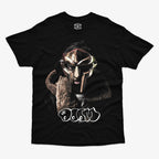 Polera negra clásica foto MF DOOM con máscara plateada y abrigo de piel café texto graffiti blanco hip hop underground Ritmoculto