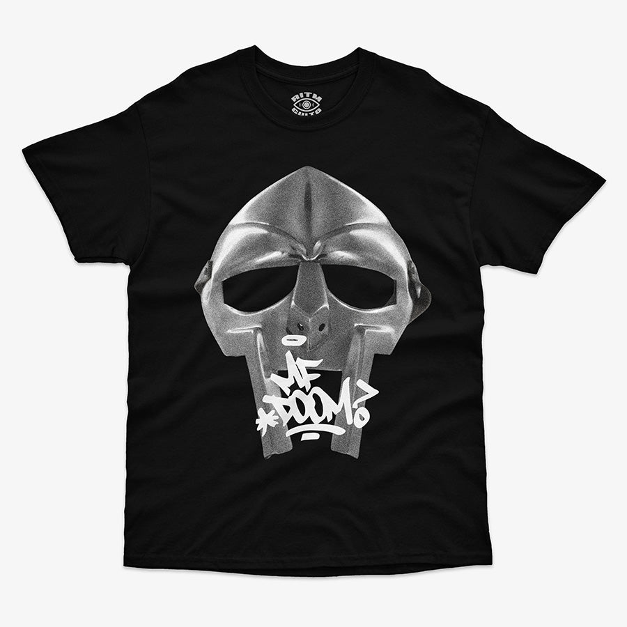 Polera negra clásica máscara metálica plateada MF DOOM con texto graffiti blanco rapero icónico Ritmoculto