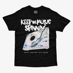Polera negra con diseño de tornamesa, texto "KEEP THE MUSIC SPINNING" y "IGNITE YOUR SOUL WITH SOUND"