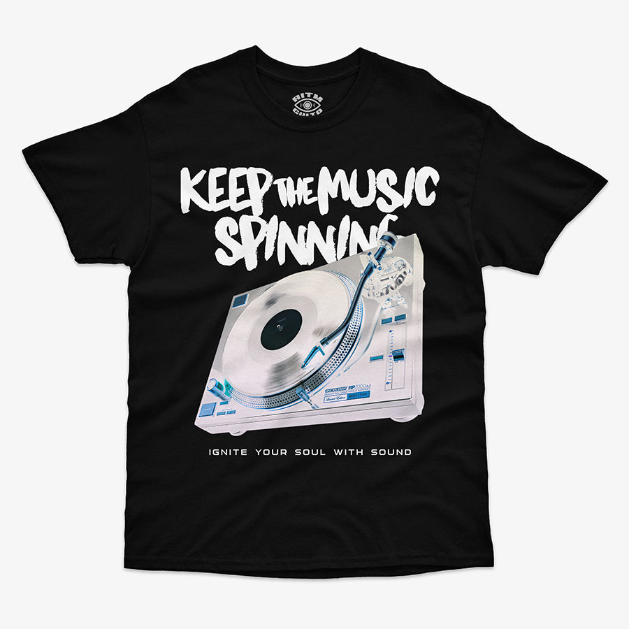 Polera negra con diseño de tornamesa, texto "KEEP THE MUSIC SPINNING" y "IGNITE YOUR SOUL WITH SOUND"