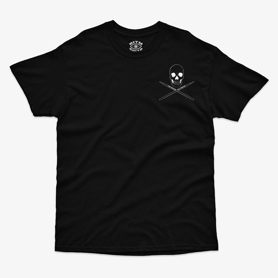Polera negra con diseño pequeño de cráneo y baquetas cruzadas al frente. Diseño grande de cráneo, baquetas y texto "Rhythm Reaper" en la espalda