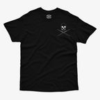 Polera negra con diseño pequeño de cráneo y baquetas cruzadas al frente. Diseño grande de cráneo, baquetas y texto "Rhythm Reaper" en la espalda