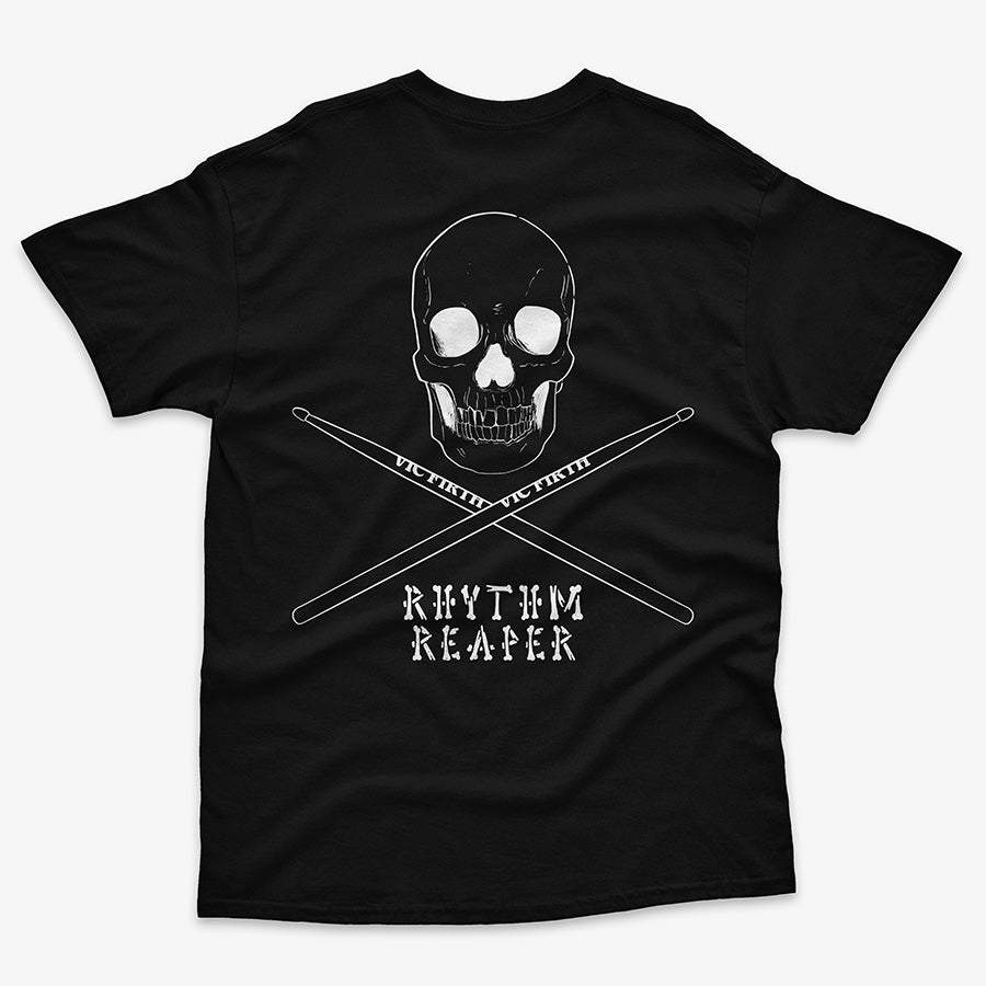 Polera negra con diseno pequeno de craneo y baquetas cruzadas al frente. Diseno grande de craneo, baquetas y texto "Rhythm Reaper" en la espalda 2