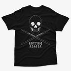 Polera negra con diseno pequeno de craneo y baquetas cruzadas al frente. Diseno grande de craneo, baquetas y texto "Rhythm Reaper" en la espalda 2