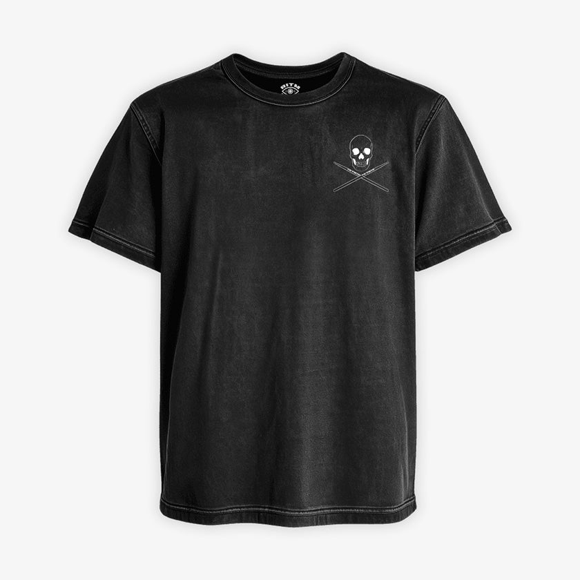Polera negra con efecto Acid Wash (deslavado ácido). Diseño pequeño de cráneo y baquetas al frente. Diseño grande "Rhythm Reaper" en la espalda