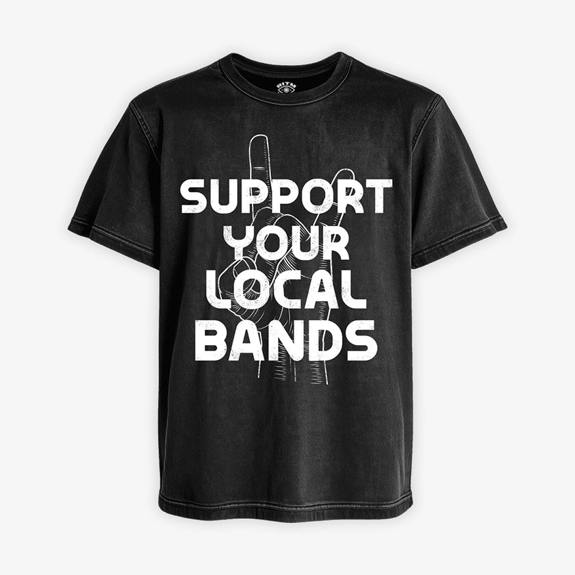 Polera negra con efecto acid wash. Diseño blanco al centro con el mensaje "Apoya Tus Bandas Locales" y la mano de rock