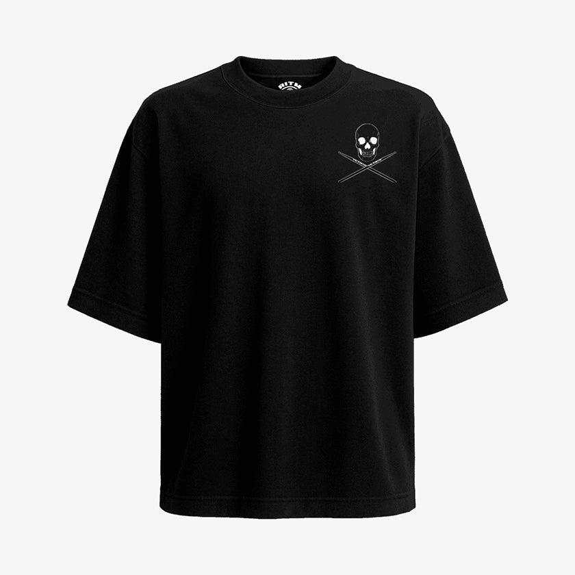 Polera negra de corte oversized (holgado). Diseño pequeño de cráneo al frente. Diseño grande de cráneo, baquetas y texto "Rhythm Reaper" en la espalda